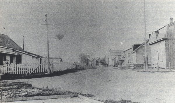 À gauche, maison propriété de la Dominion Paper ; à droite, maison de Henri Massé ; à l'avant-plan, le jeu de croquet (Maddington Falls)